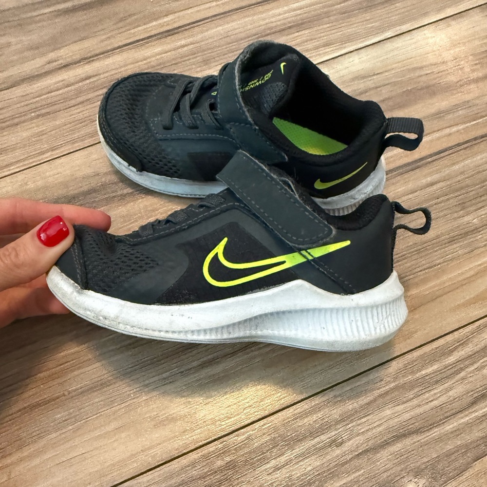 Nike Kids Black and Neon Green Sneakers